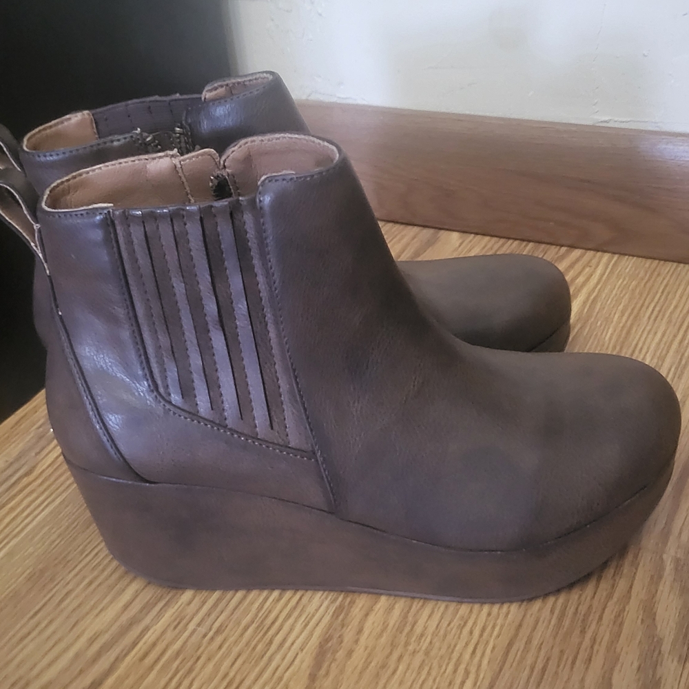 Women's Yellow Box Brown Wedge Ankle Boots